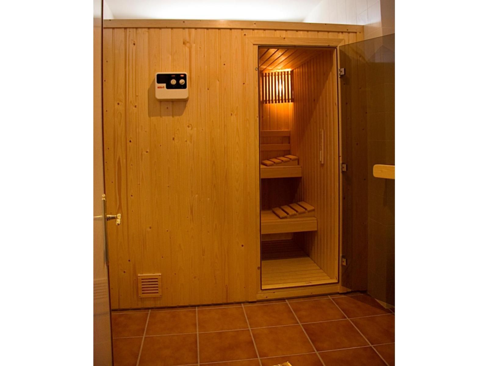 03 wooden sauna room